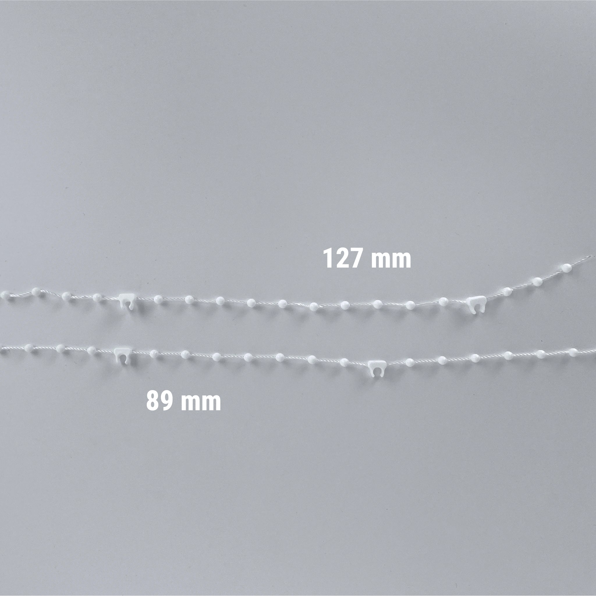 Zwei weiße Abstandsketten für Lamellengewichte. Die obere Kette hat einen Abstand von 127 mm zwischen den Halteelementen, die untere 89 mm.