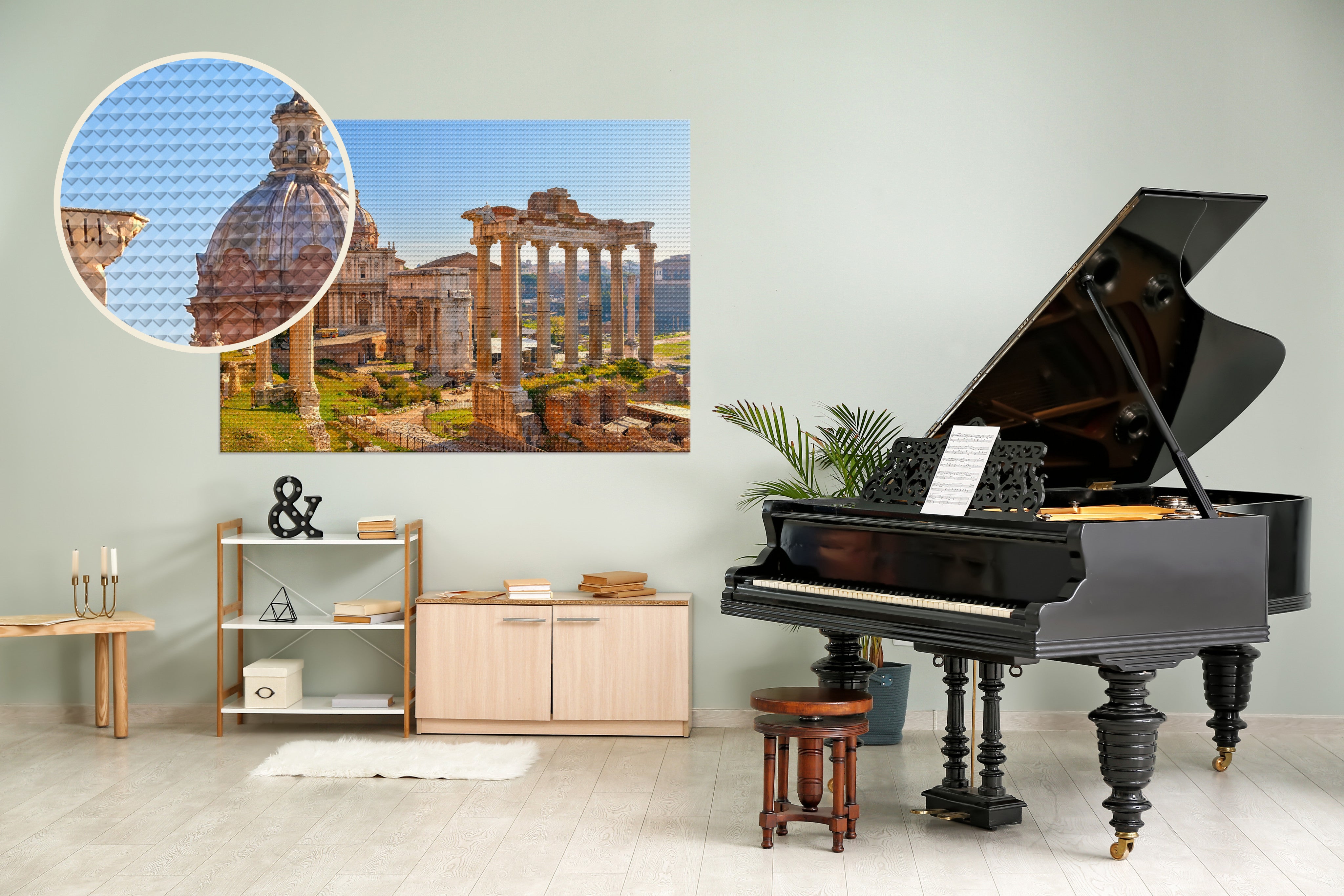 Zimmer mit Piano und and der Wand eine Leinwand aus Akustikstoff mit einem griechischen Motiv