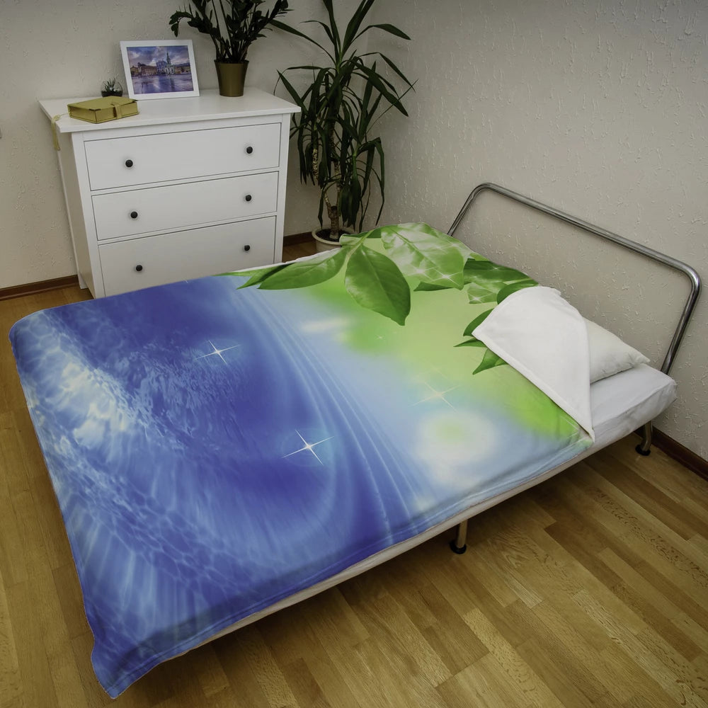 Tagesdecke bedruckt mit Blätter und Wassermotiv auf einem Bett