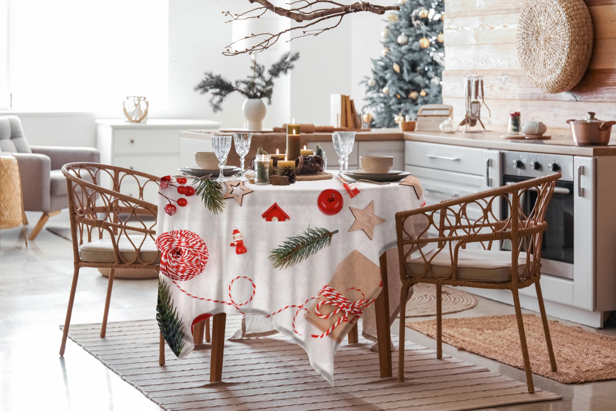 mit weihnachtlichen Motiven bedruckte Foto-Tischdecke in der Küche auf einem gedeckten Tisch