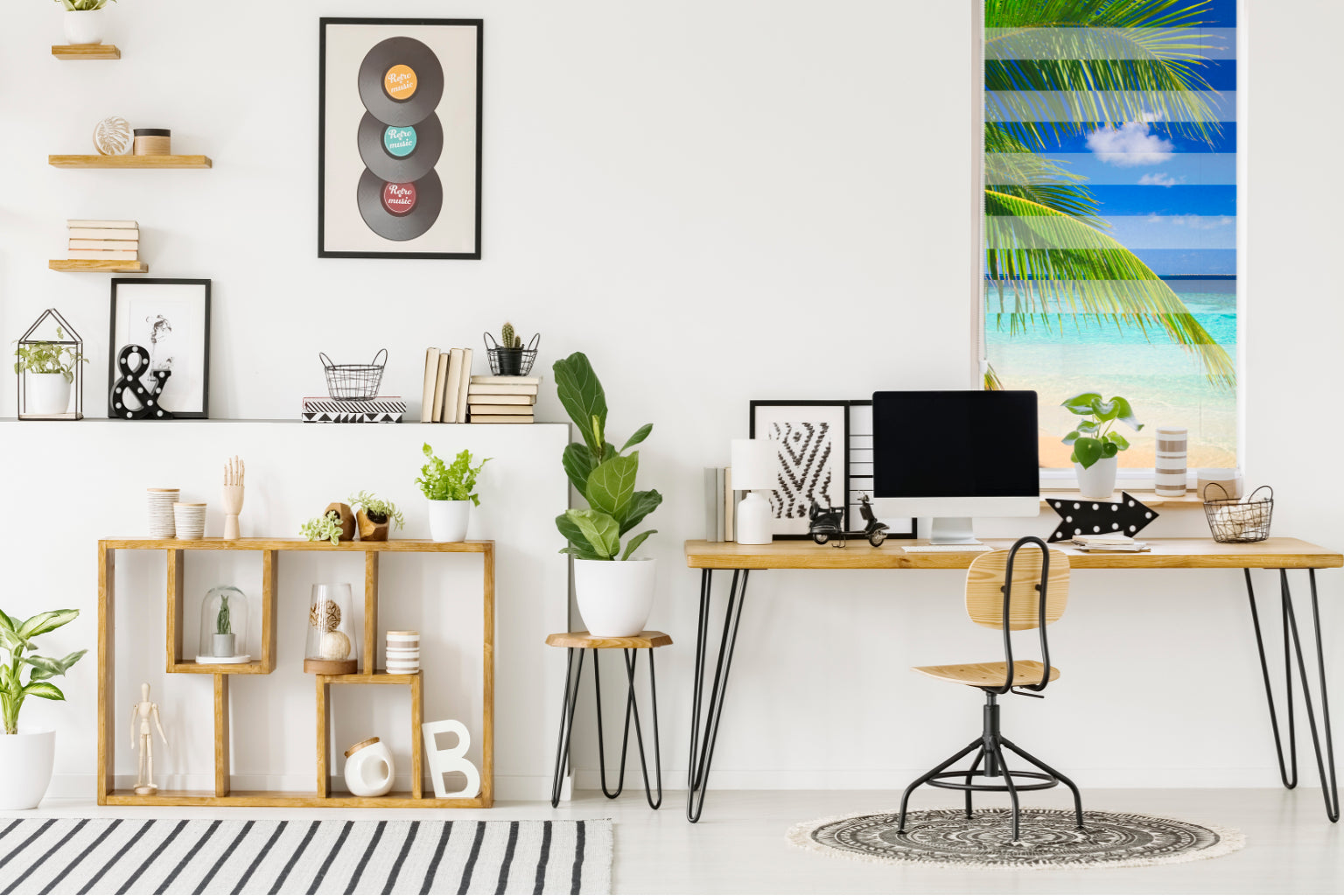 bedrucktes Doppelrollo mit Bild von Palme und Meer in einem Jugendzimmer mit Schreibtisch und PC