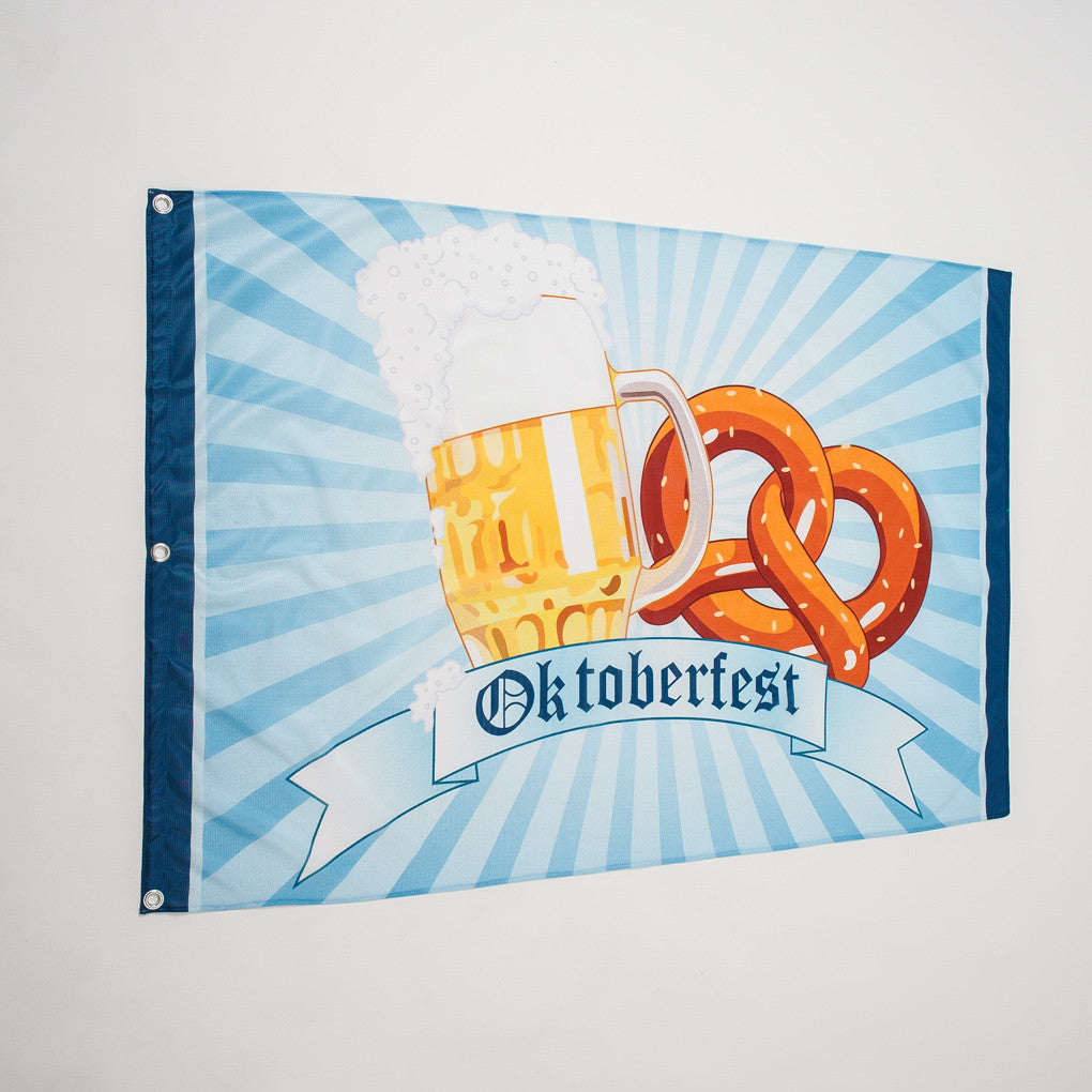 Fahne bedruckt mit Brezel und Bierglas und dem Schriftzug "Oktoberfest"