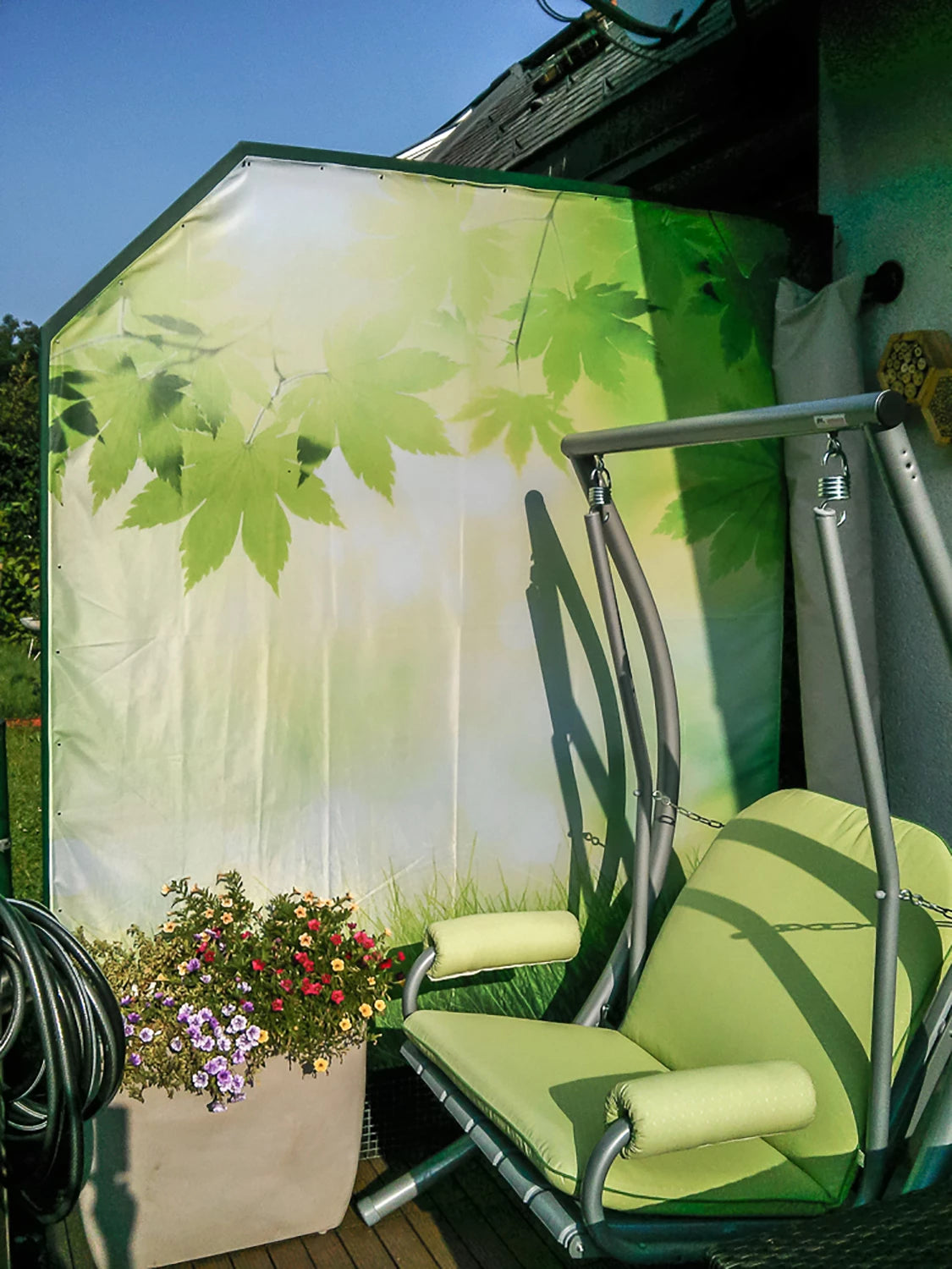 Fahne mit Bild bedruckt als Sichtschutz für Terrasse im Garten