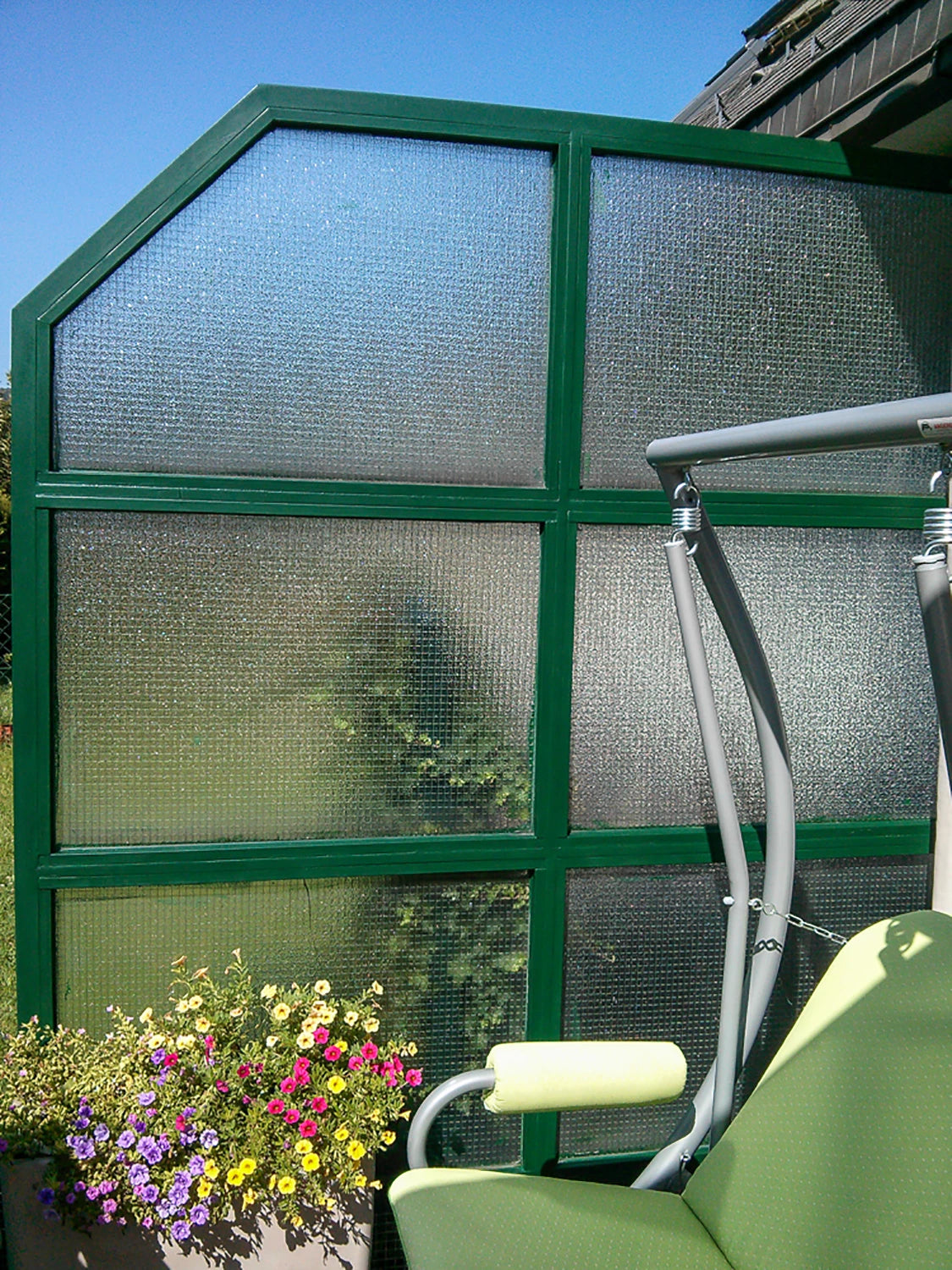 Fahne mit Bild bedruckt als Sichtschutz für Terrasse im Garten