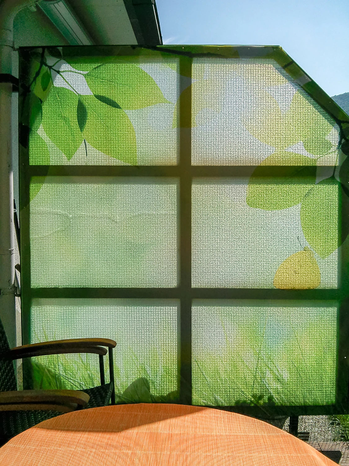 Fahne mit Bild bedruckt als Sichtschutz für Terrasse im Garten Rückseite