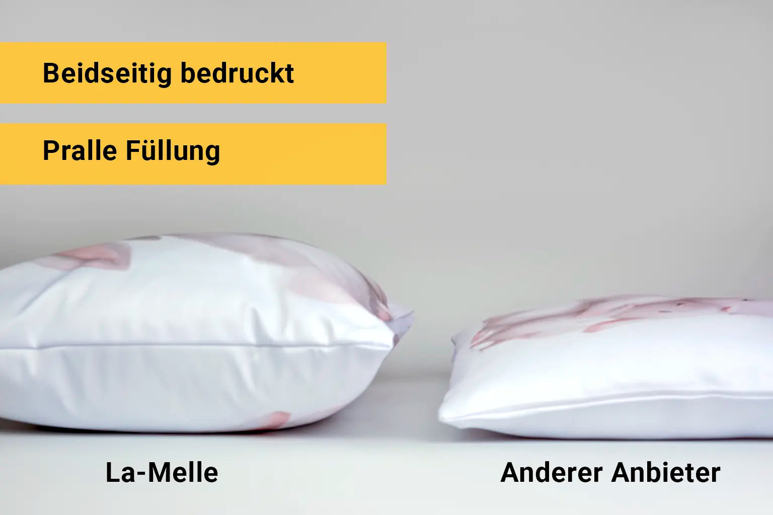 Zwei Kissen liegen nebeneinander um die Höhe zu vergleichen