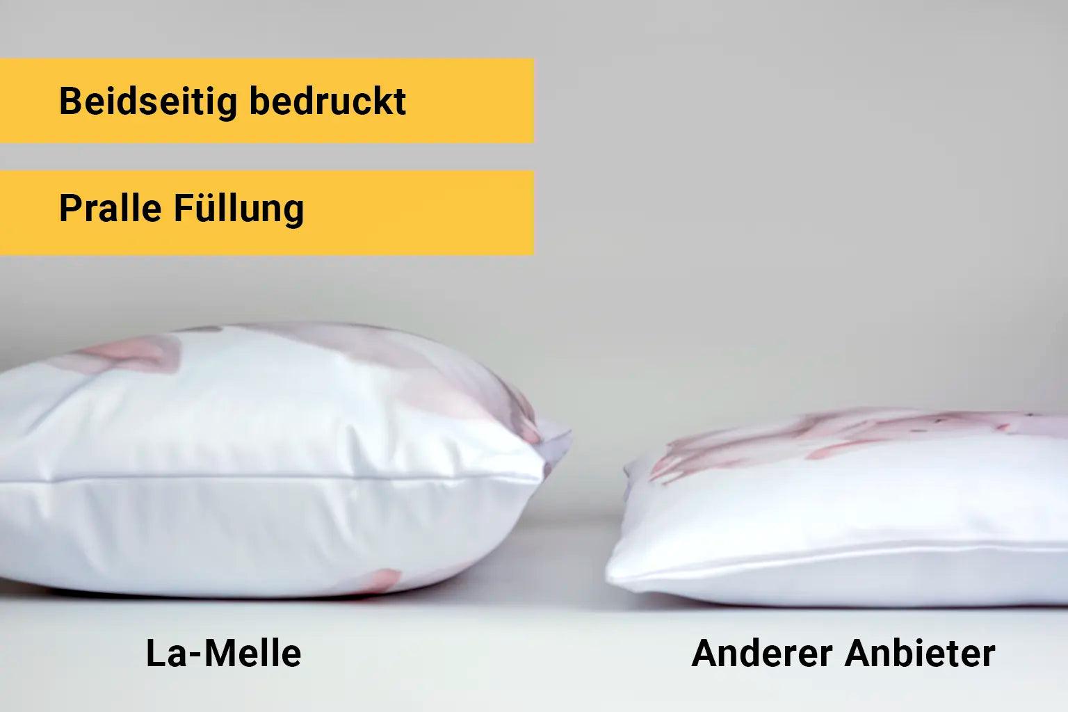 Zwei Kissen liegen nebeneinander