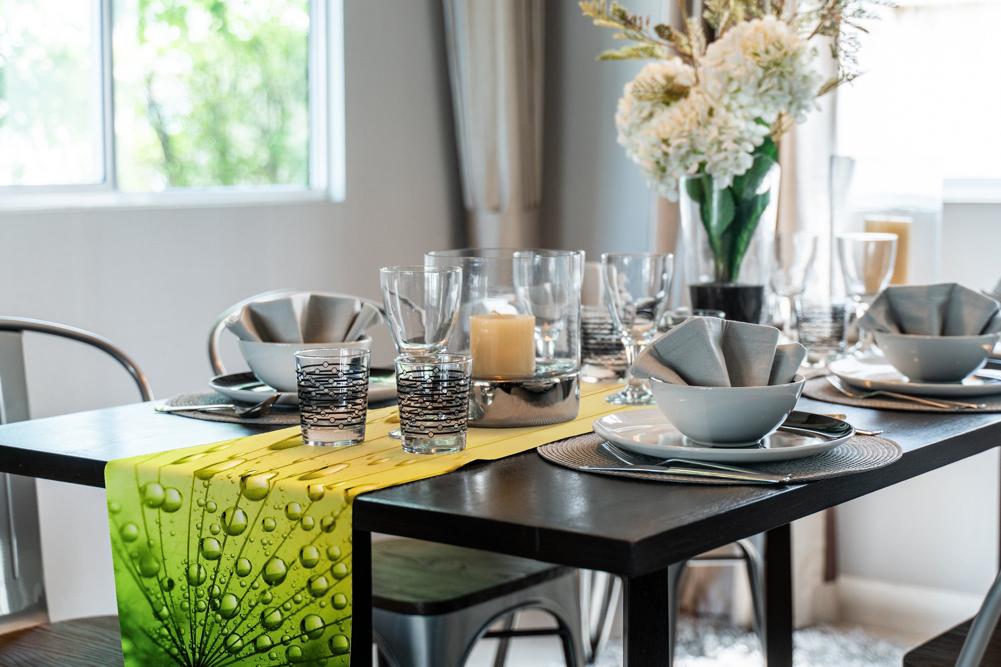 Foto-Tischdecke mit einem Pusteblumen Motiv mit Wassertropfen im Esszimmer