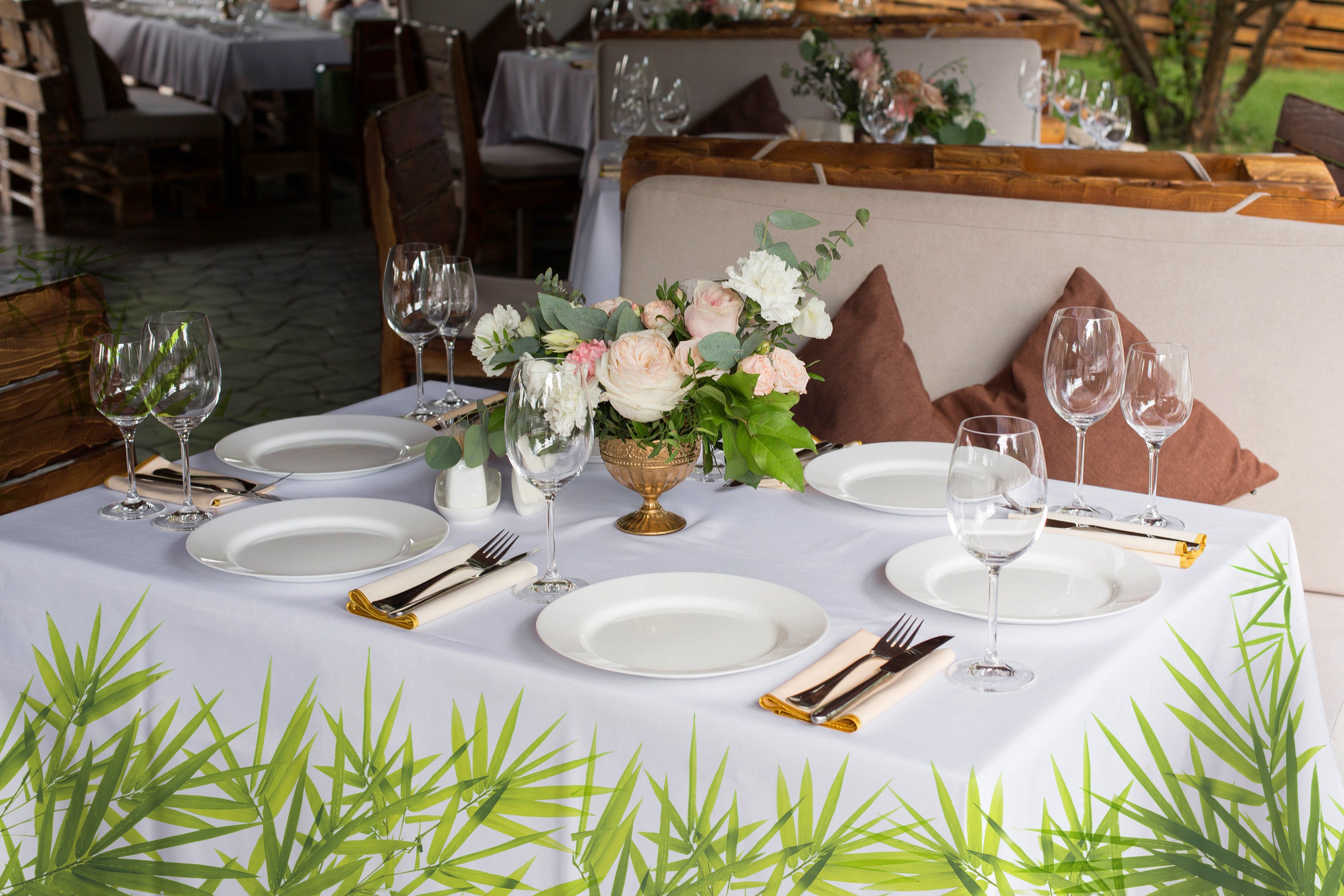 Foto-Tischdecke in einem Restaurant mit Bambusblättern bedruckt