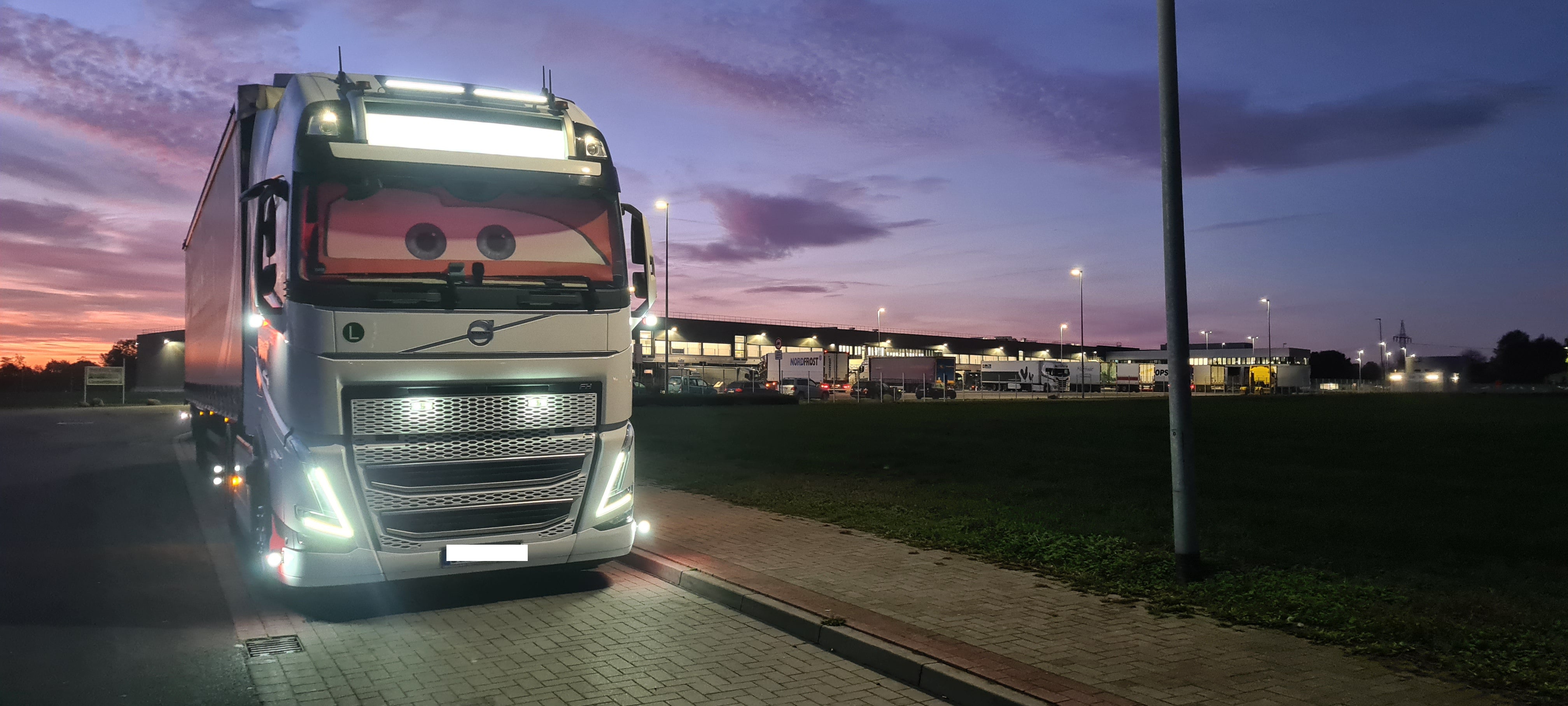 Frontscheibe eines LKW wird von Foto-Rollo mit selbst hochgeladenen Motiv verdeckt, damit der LKW-Fahrer in seiner Ruhezeit es gemütlich hat und vor Blicken geschützt ist