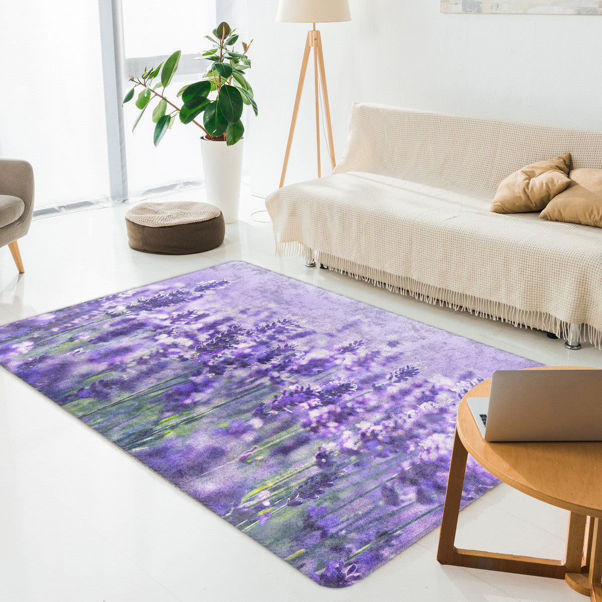 Große Teppichmatte bedruckt mit einem lila Lavendelmotiv vor einem Sofa