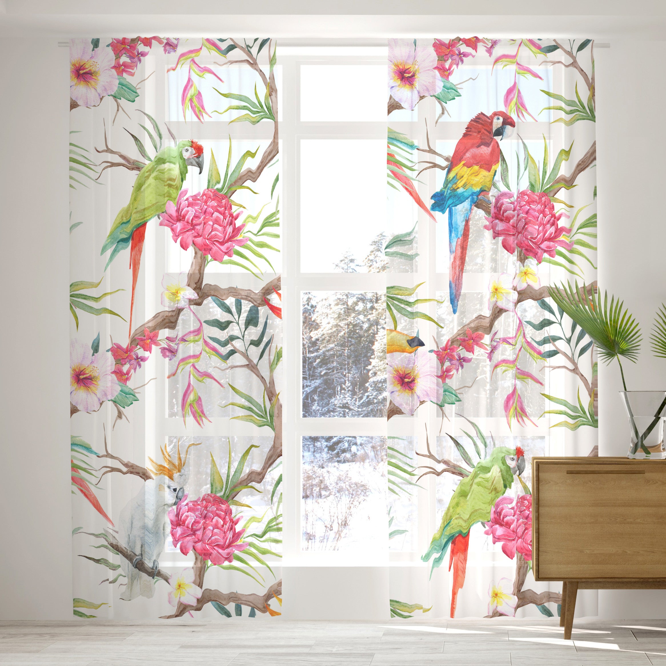 Raumhohes Fenster mit einer zweiteiligen Gardine, auf der Papageien und Blätter gedruckt sind
