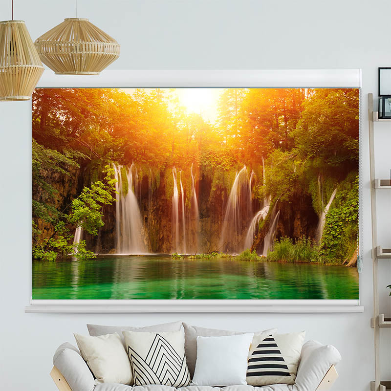 Kassettenrollo Motiv Waldsee Wasserfall Sonnenlicht