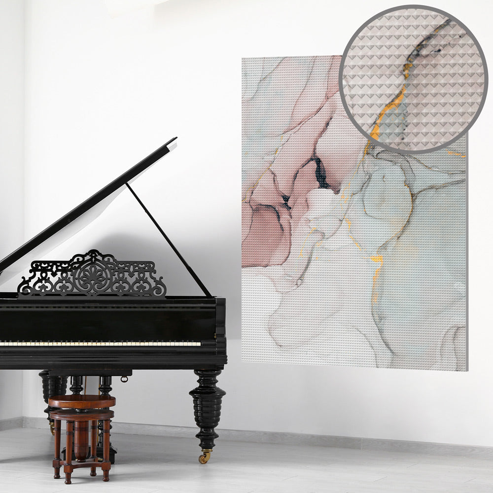 Hinter einem Klavier hängt an der weißen Wand ein Akustikstoff, bedruckt mit einem grafischen Motiv