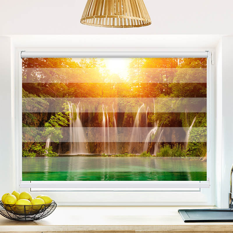 Fotorollo Waldsee Wasserfall Sonnenlicht