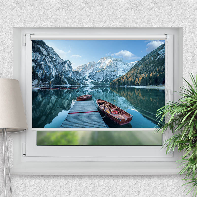 Klemmfix Rollo Steg mit Booten im Gebirgssee