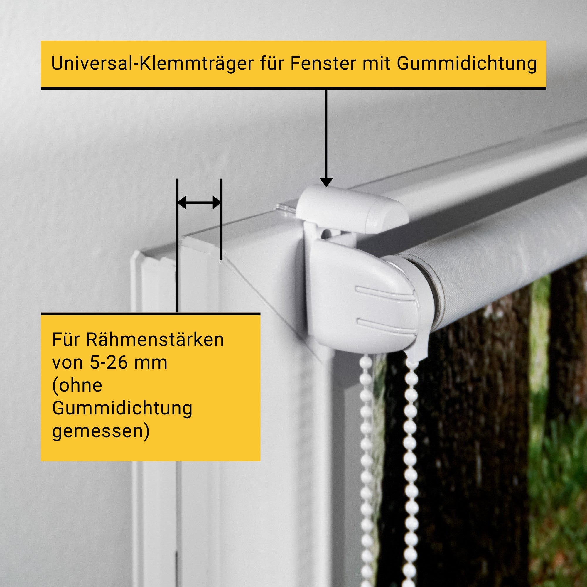 Klemmrollo auf einem Fensterflügel mit Universal-Klemmträgern