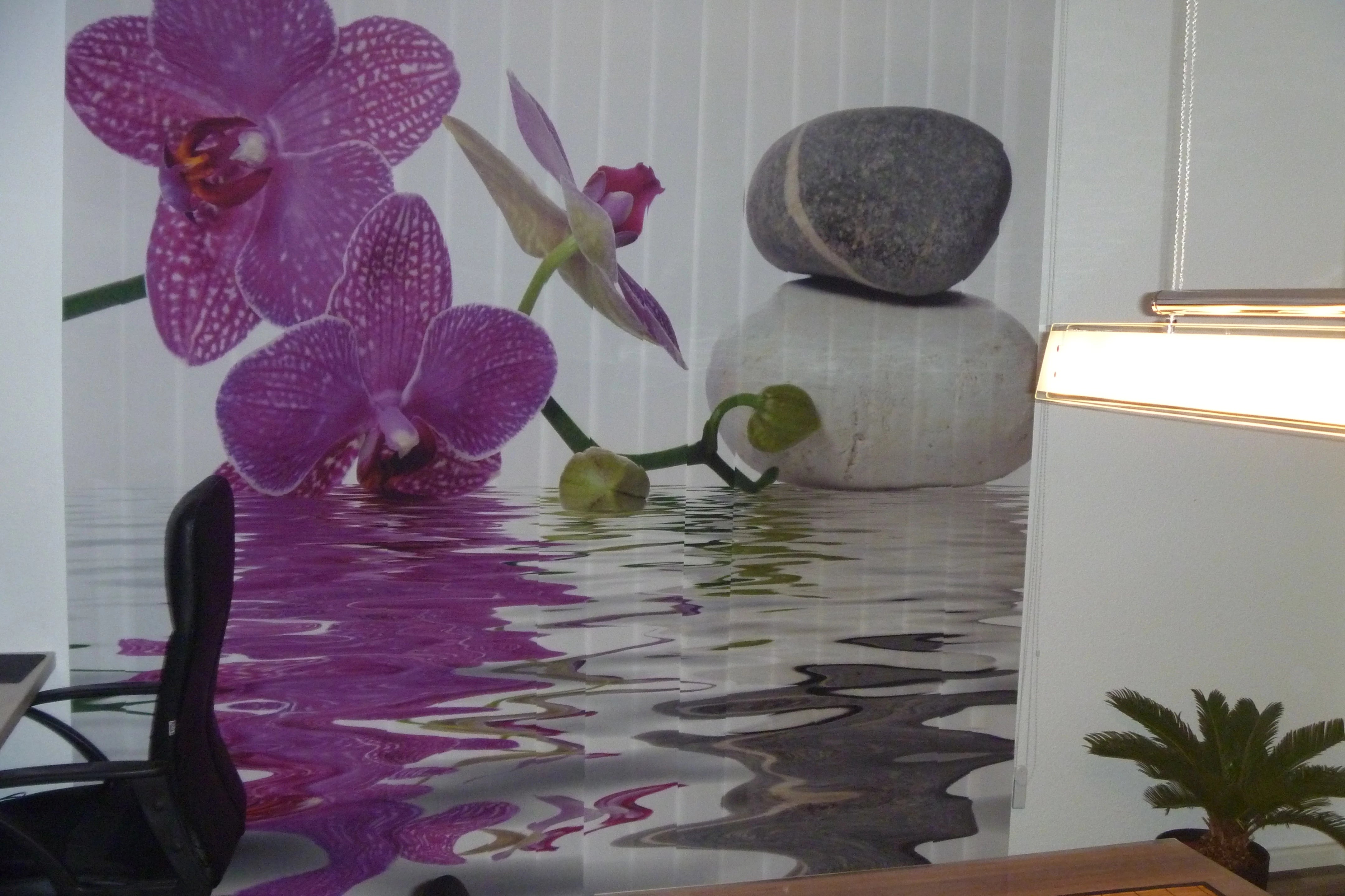 Esoterisch bedruckter Lamellenvorhang mit Orchideen im Arbeitszimmer am Fenster