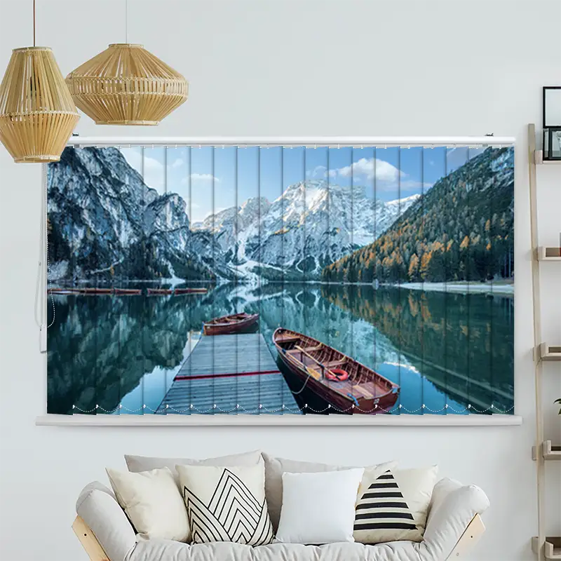 Lamellenvorhang Motiv Steg mit Booten im Gebirgssee