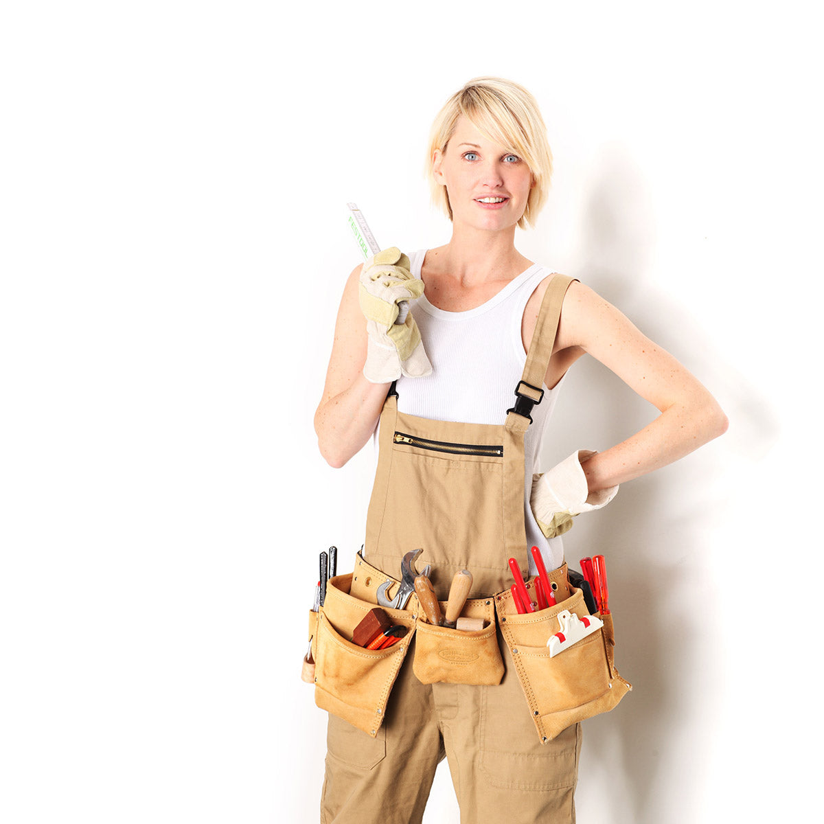 Frau mit Werkzeugen im Handwerkeroutfit