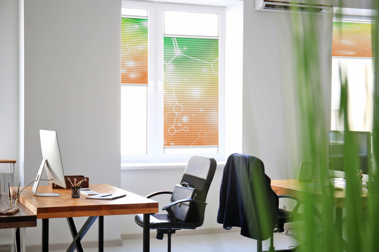 grafisch bedrucktes Plissee mit Motiv im Büro