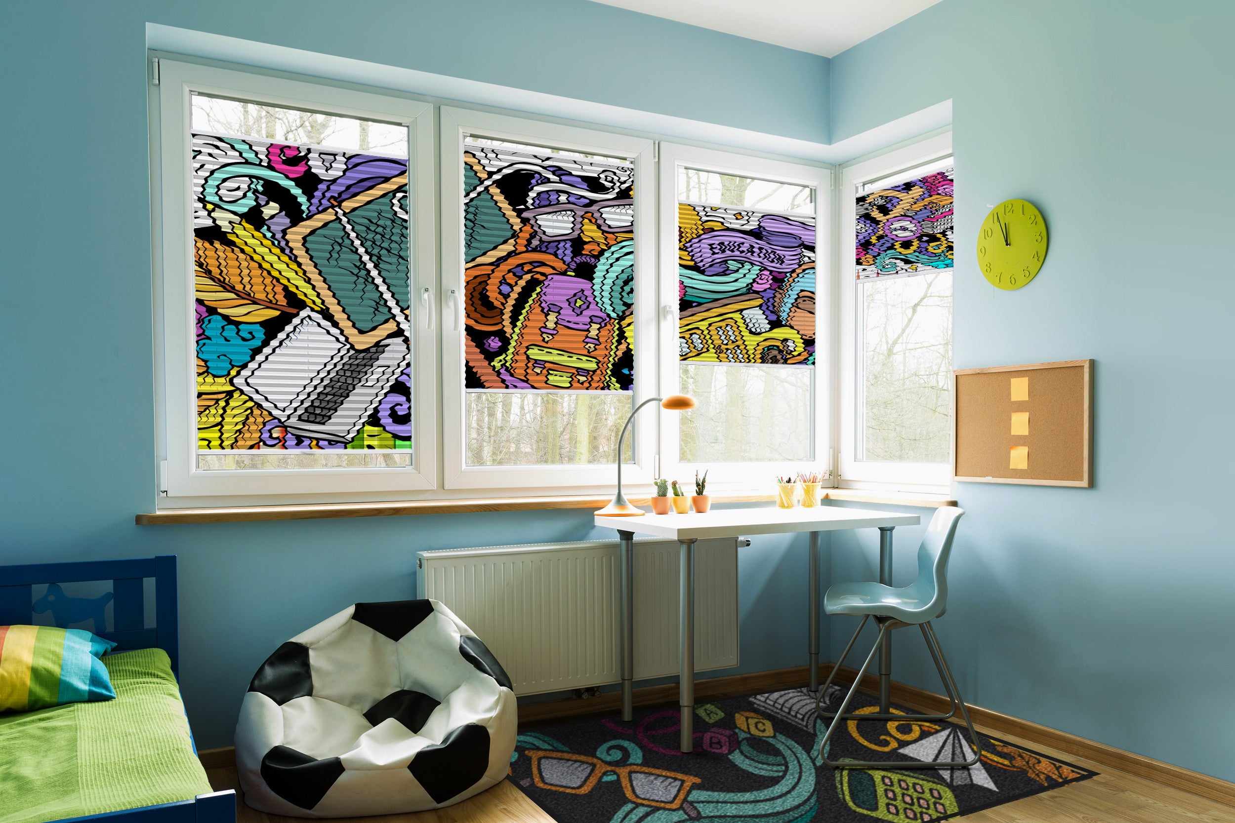 Jugendzimmer mit 4 Plissees an den Fenstern mit Graffitti Motiven