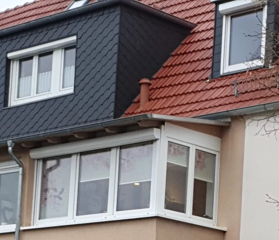 Außenansicht bedruckte Plissees mit Kirschblueten in der Kueche