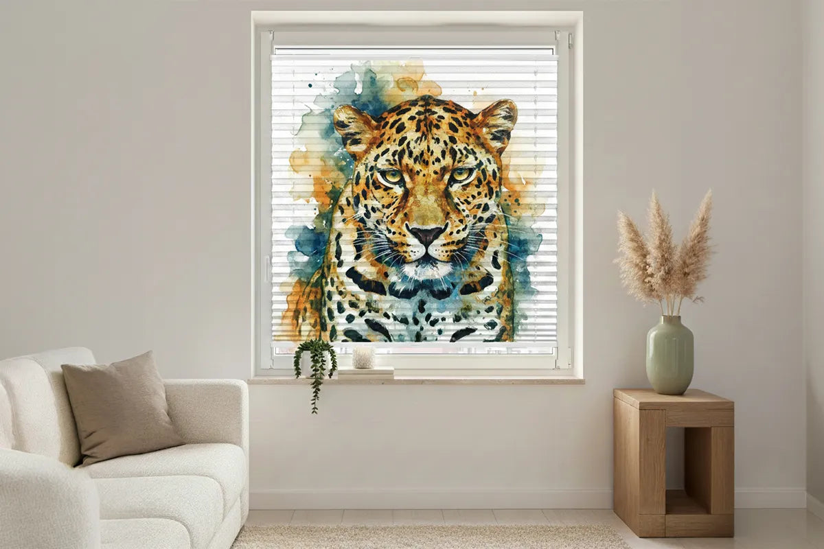 Leopardenmotiv auf einem Plissee am Wohnzimmerfenster