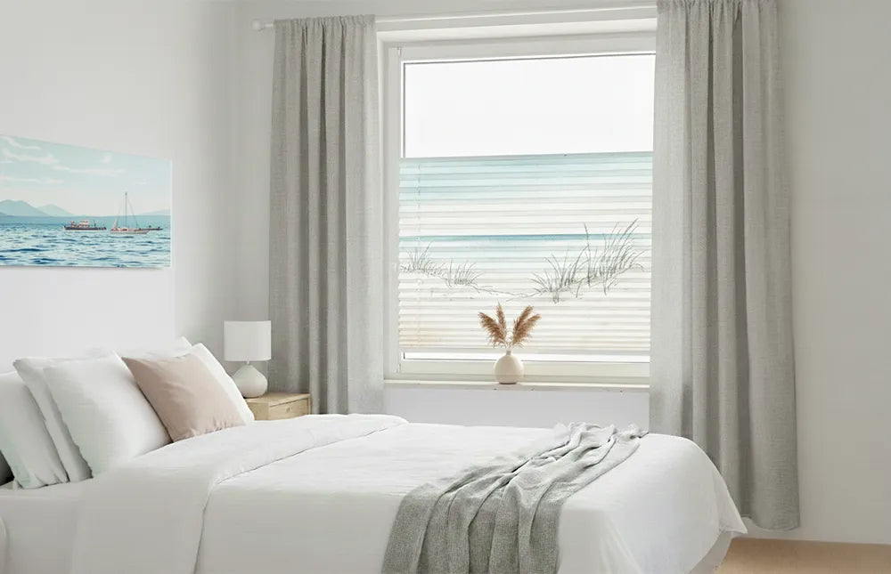 Plissee mit maritimen Motiv im modernen Schlafzimmer