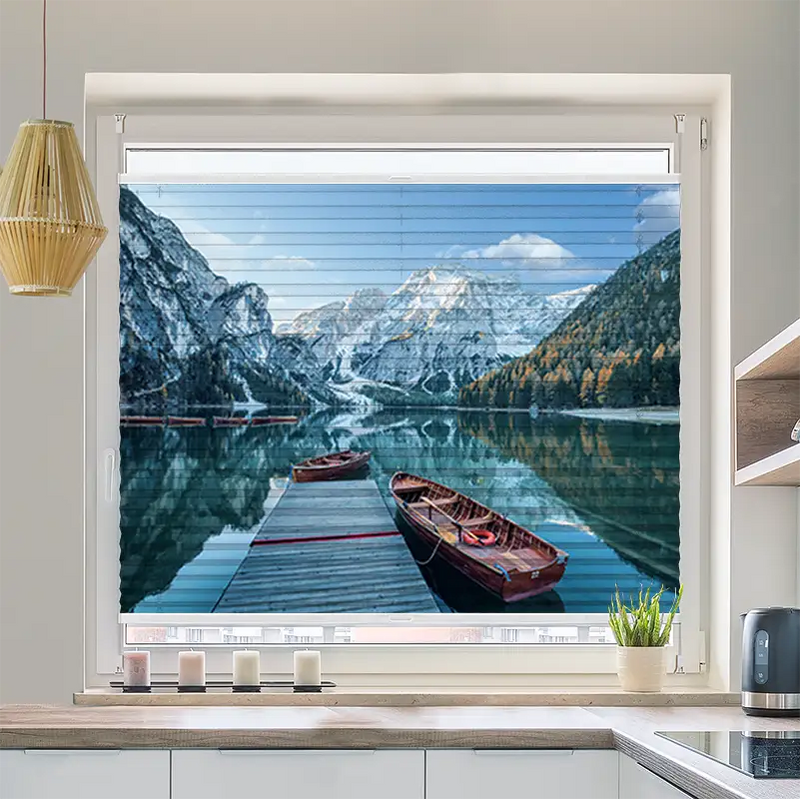 Plissee Motiv Steg mit Booten im Gebirgssee