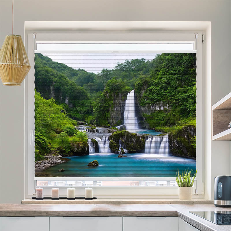 Plissee Motiv Wasserfall im Wald