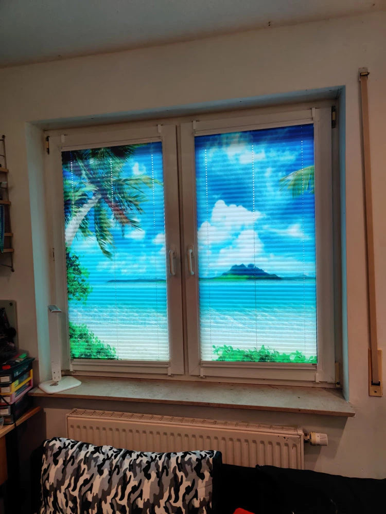 Zwei Plissees, die zusammen ein gesamtes Motiv ergeben am Fenster