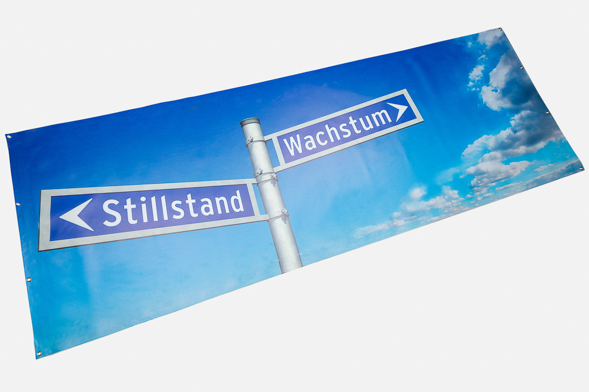 PVC Banner bedruckt mit einem Straßenschild und den Aufschriften "Stillstand" und "Fortschritt"