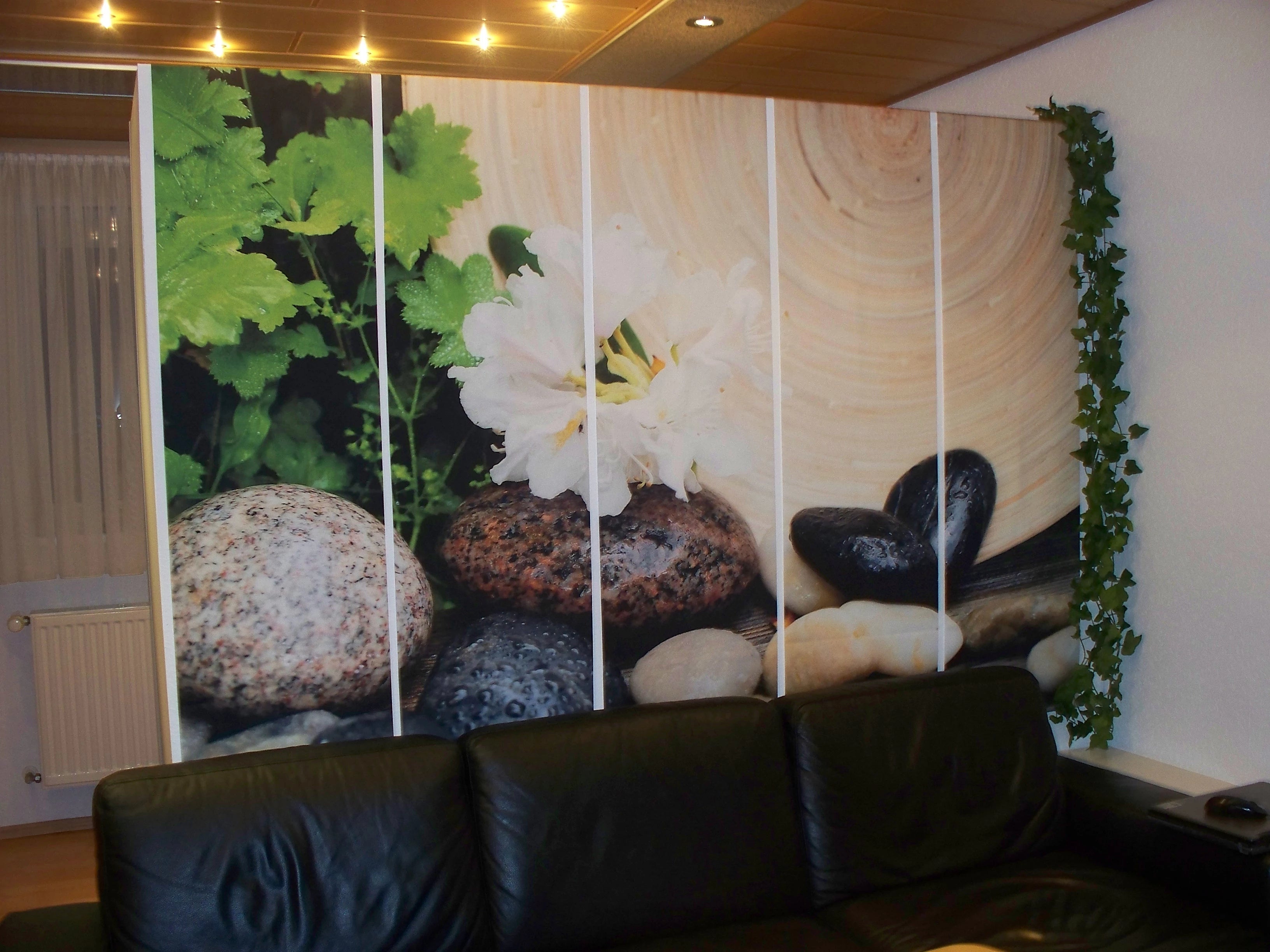 Schiebegardine als Verkleidung der Rückwand eines Schrankes, der als Raumtrenner dient bedruckt mit einem esoterischen Motiv aus dem Spa-Bereich