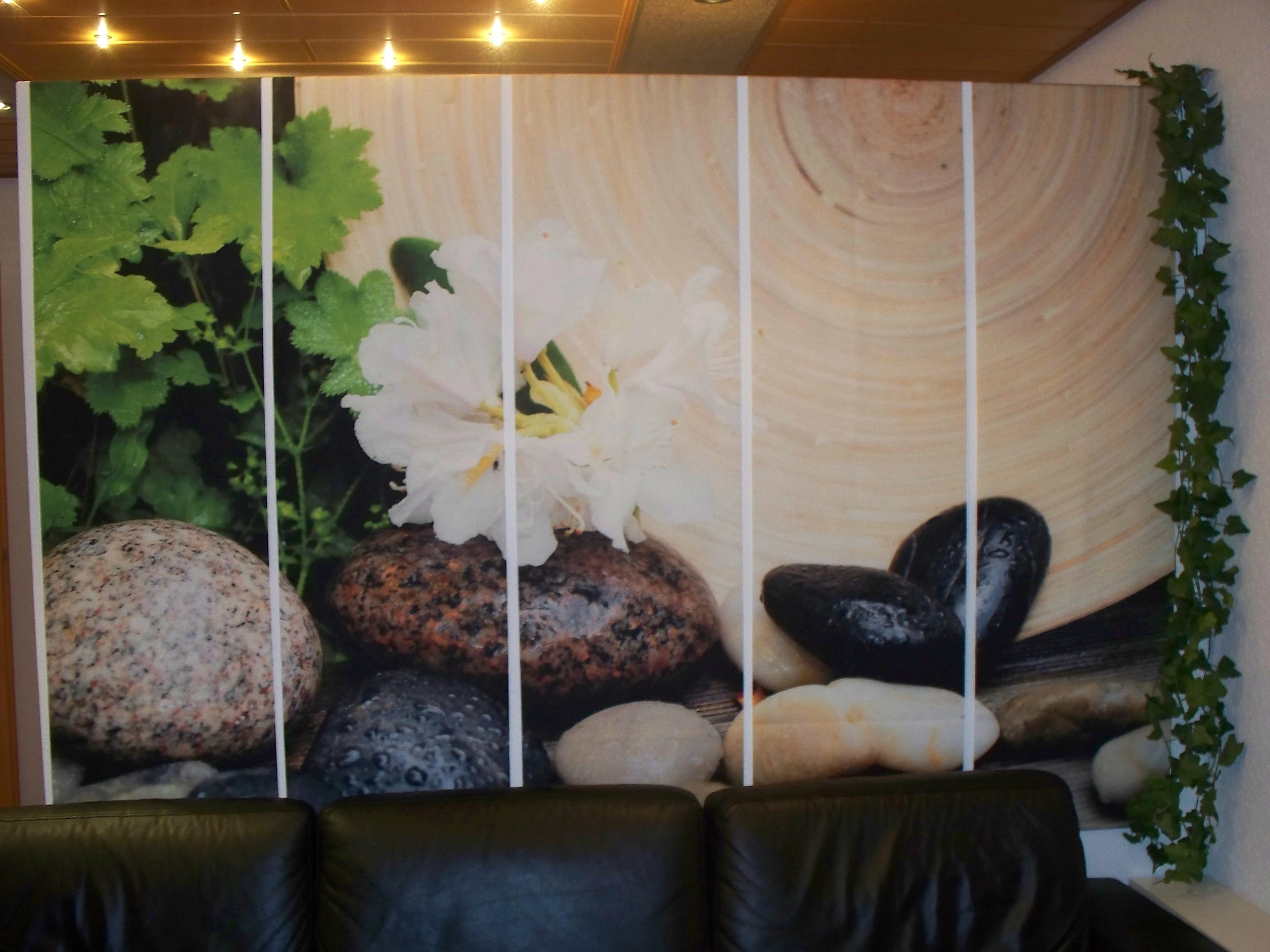 Schiebegardine als Verkleidung der Rückwand eines Schrankes, der als Raumtrenner dient bedruckt mit einem esoterischen Motiv aus dem Spa-Bereich