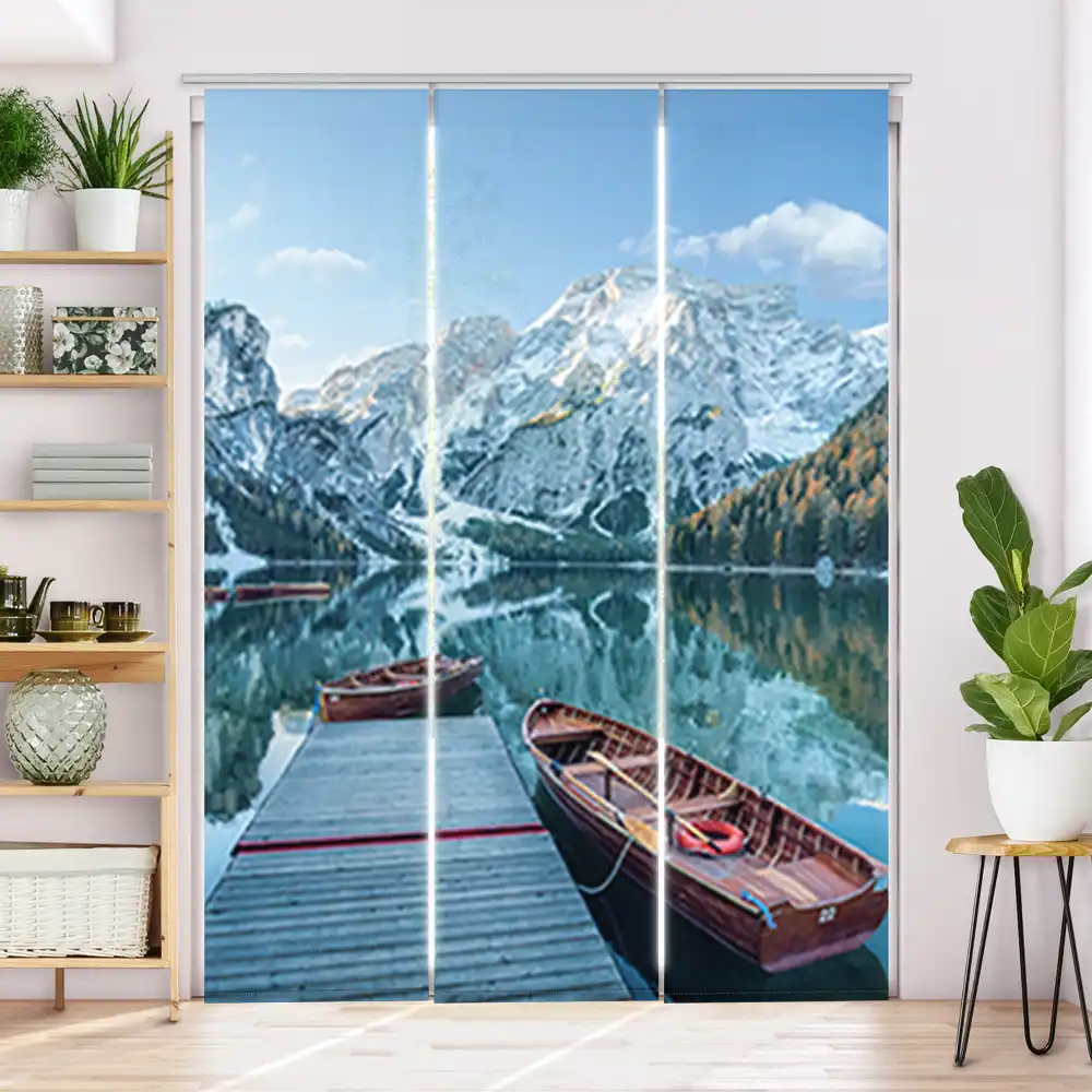 Schiebegardine Motiv Steg mit Booten im Gebirgssee
