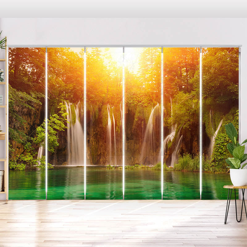 Schiebegardine Motiv Waldsee Wasserfall Sonnenlicht