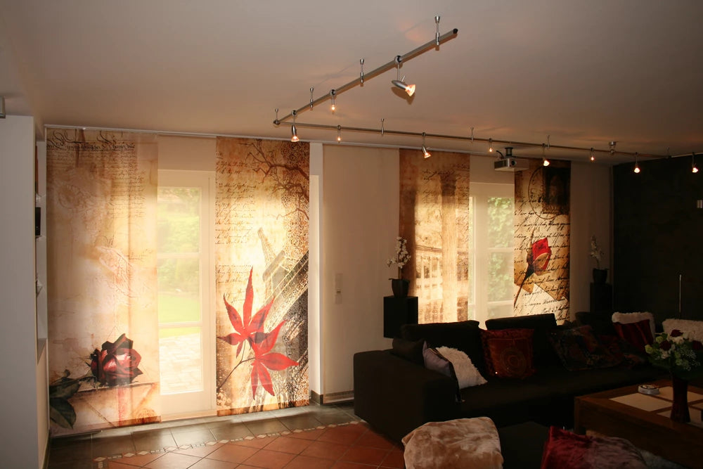Wohnzimmer mit retro Schiebegardinen bedruckt im sepia Stil
