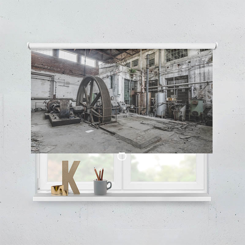 Plissee Motiv Grosses Rad in Verlassener Fabrik