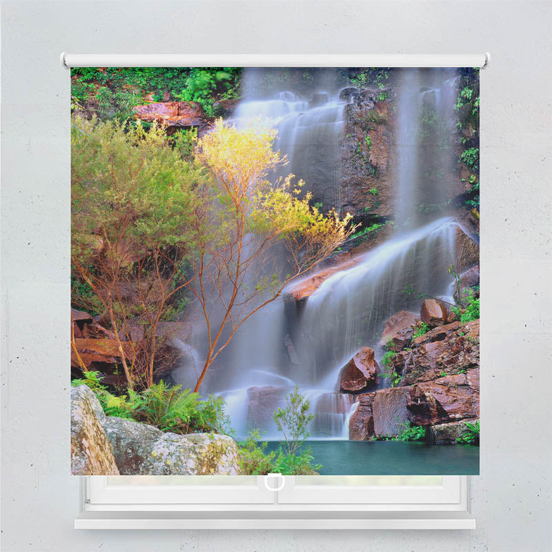 Plissee Motiv Wasserfall im Wald