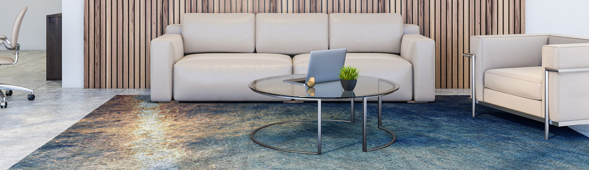 Bedruckter Teppich in einem Ruhebereich eines Büros mit Couch und Sessel