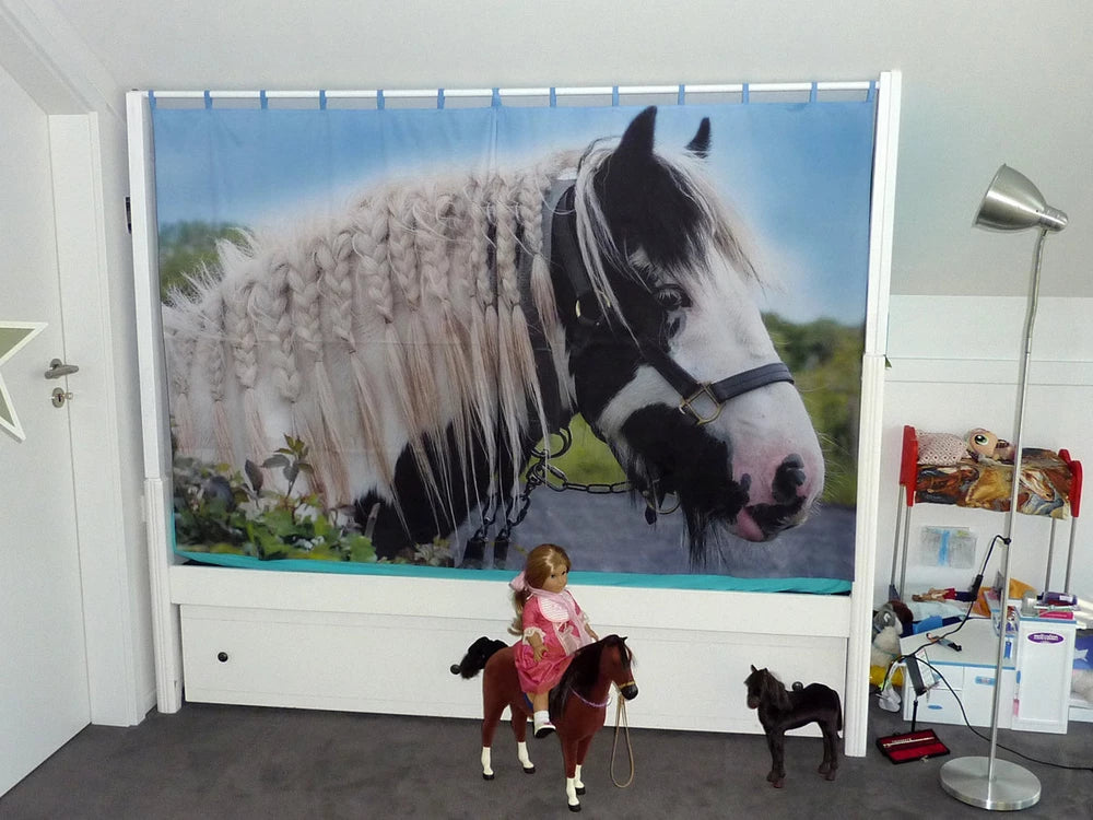 Himmelbett im Kinderzimmer, der Eingang ist verdeckt mit einem zweiteiligen Foto-Vorhang mit Pferdemotiv