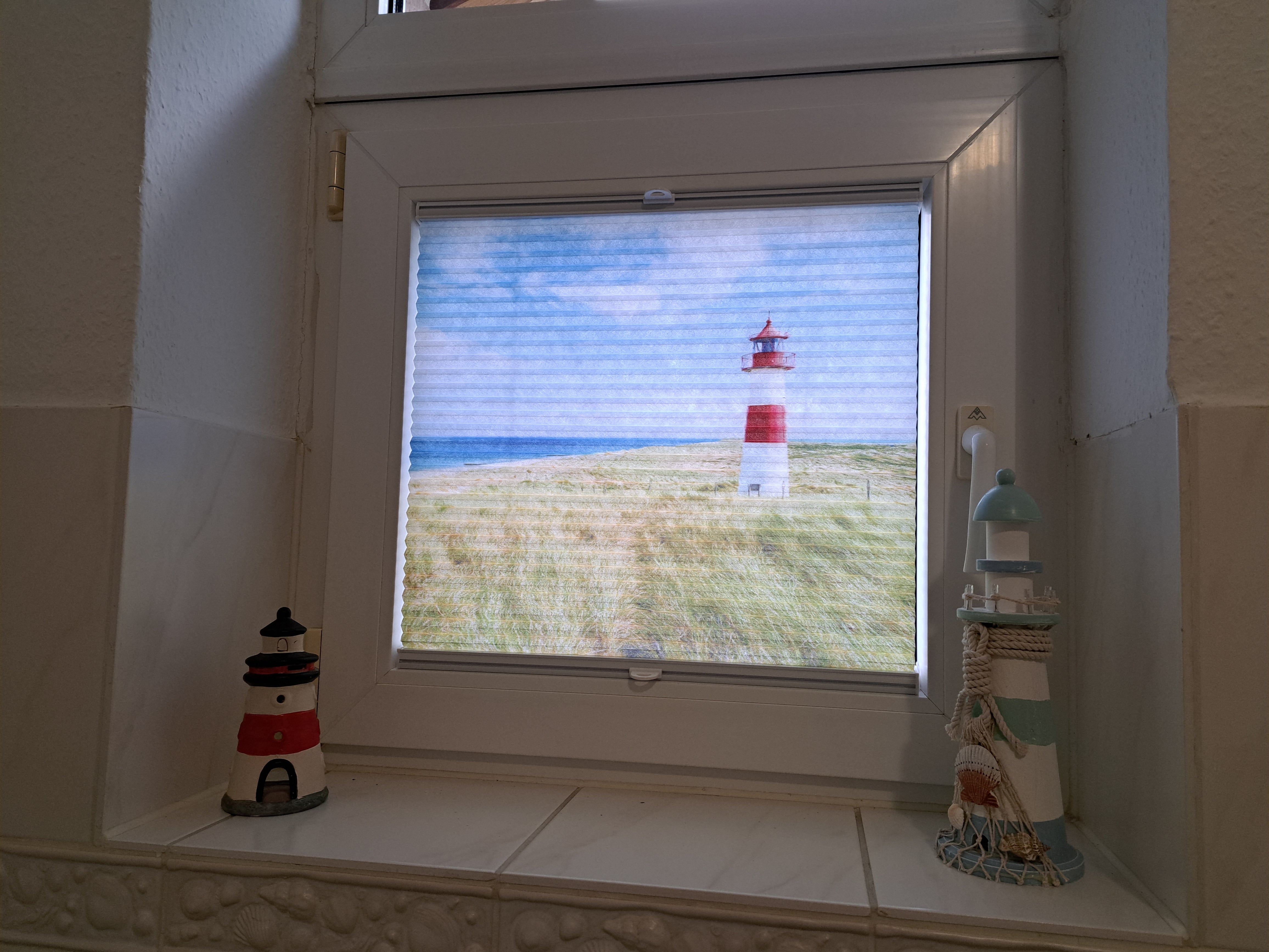 Wabenplissee mit Foto bedruckt maritimes Motiv Leuchtturm mit Deko am Fenster im Badezimmer