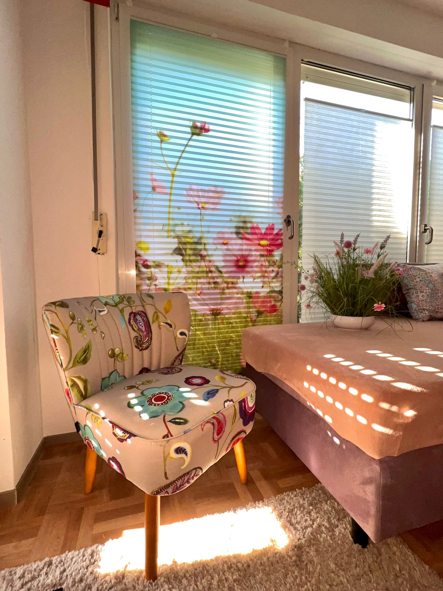 Wabenplissee zweiteilig mit sommerlichen Motiv bedruckt Blumen am Fenster