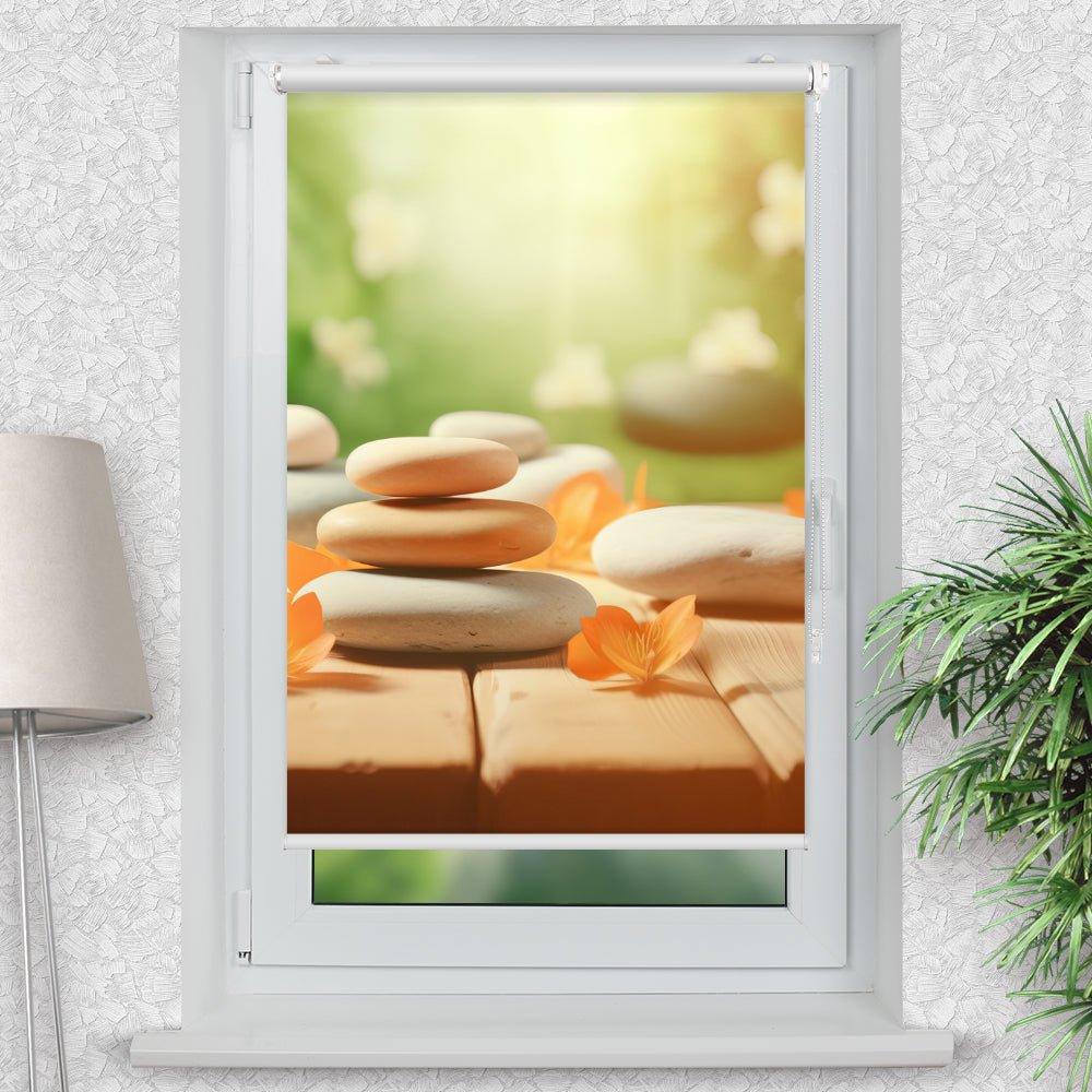Rollo Motiv "Blueten Steinturm Holzsteg" - ohne bohren - Klemmrollo bis 150 cm Breite - Klemmfix mit Fotodruck - blickdicht - La-Melle