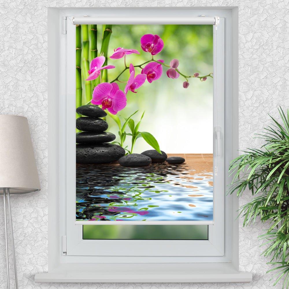Rollo Motiv "Steinturm Wasser Orchideenranke" - ohne bohren - Klemmrollo bis 150 cm Breite - Klemmfix mit Fotodruck - blickdicht - La-Melle