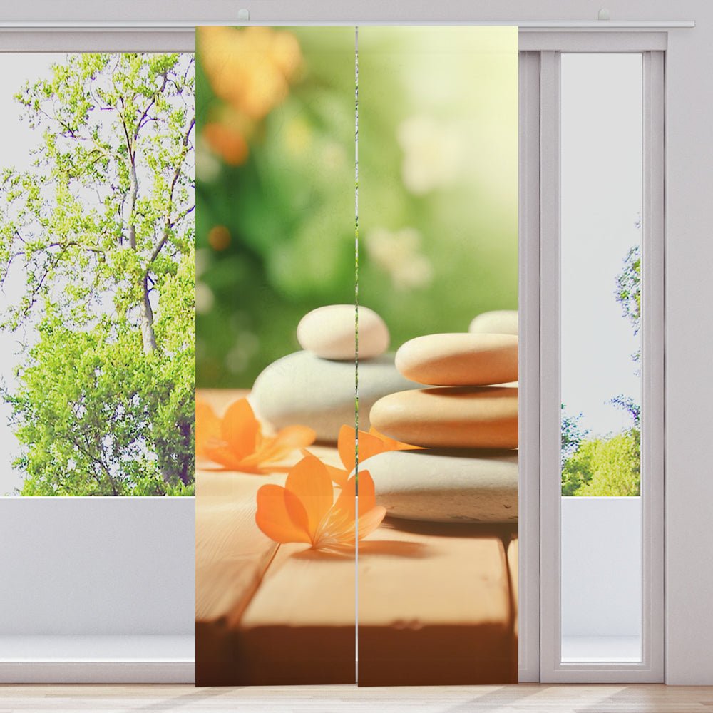 Schiebegardine Motiv "Holzsteg Blüten zen stones" - La-Melle