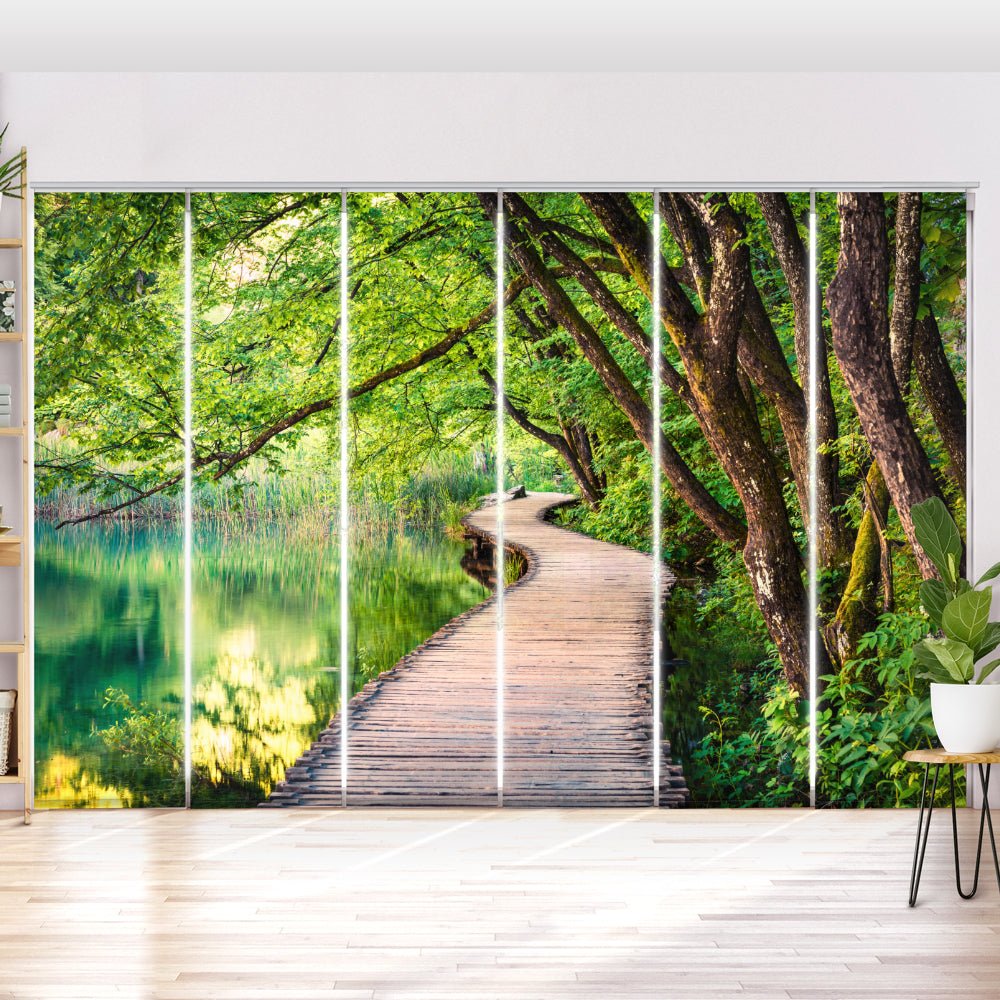 Schiebegardine Motiv "Wald Teich Steg" - La-Melle