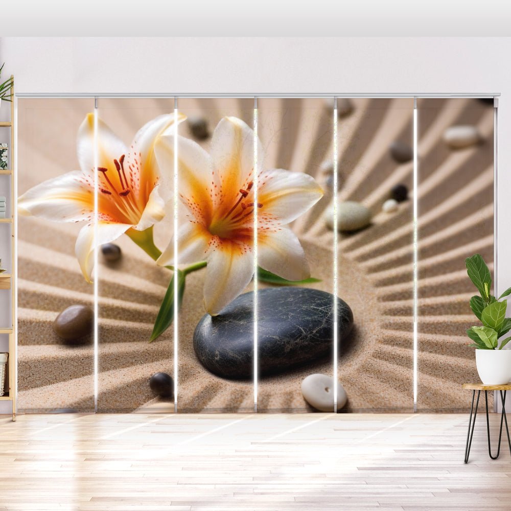 Schiebegardine Motiv "Weisse Lilien Steine" - La-Melle