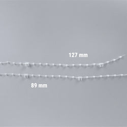Zwei weiße Abstandsketten für Lamellengewichte. Die obere Kette hat einen Abstand von 127 mm zwischen den Halteelementen, die untere 89 mm.